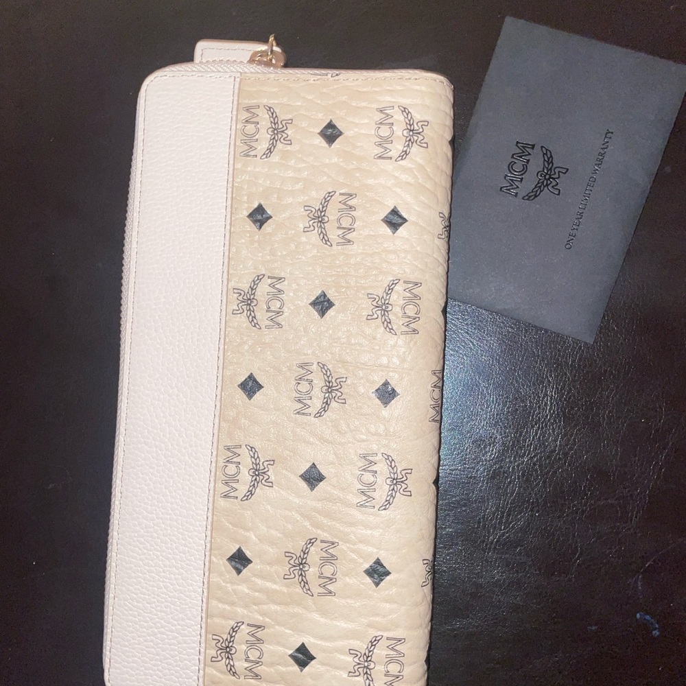 Women’s MCM wallet (NEW)